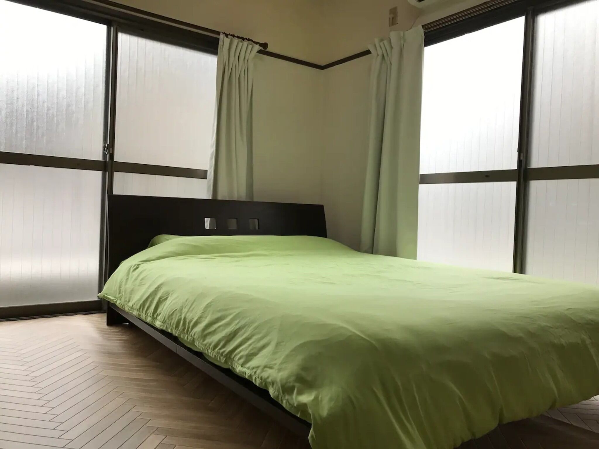 4 bedrooms, desk, iron/ironing board, free WiFi