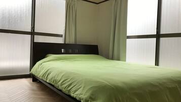 4 bedrooms, desk, iron/ironing board, free WiFi