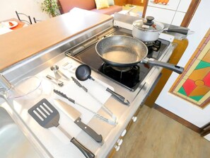 Refrigerador, microondas, parrilla de estufa y utensilios de cocina