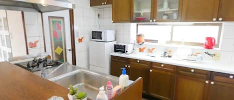 Fridge, microwave, stovetop, cookware/dishes/utensils