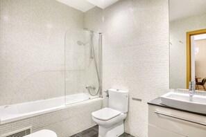 Secador de cabelo, toalhas de banho