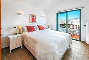 4 bedrooms, desk, iron/ironing board, travel cot - Lanzahost Villa Mimosa (Punta Mujeres)