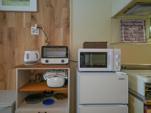 Kühlschrank, Mikrowelle, Herdplatte, Kochgeschirr/Geschirr/Besteck