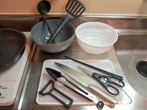 冰箱、微波炉、炉灶、厨具/餐具