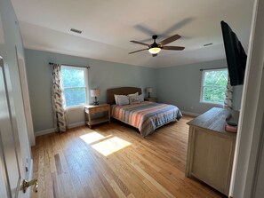 4 bedrooms, desk, travel cot, WiFi