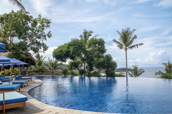 Breakfast, lunch, dinner served; sea views 