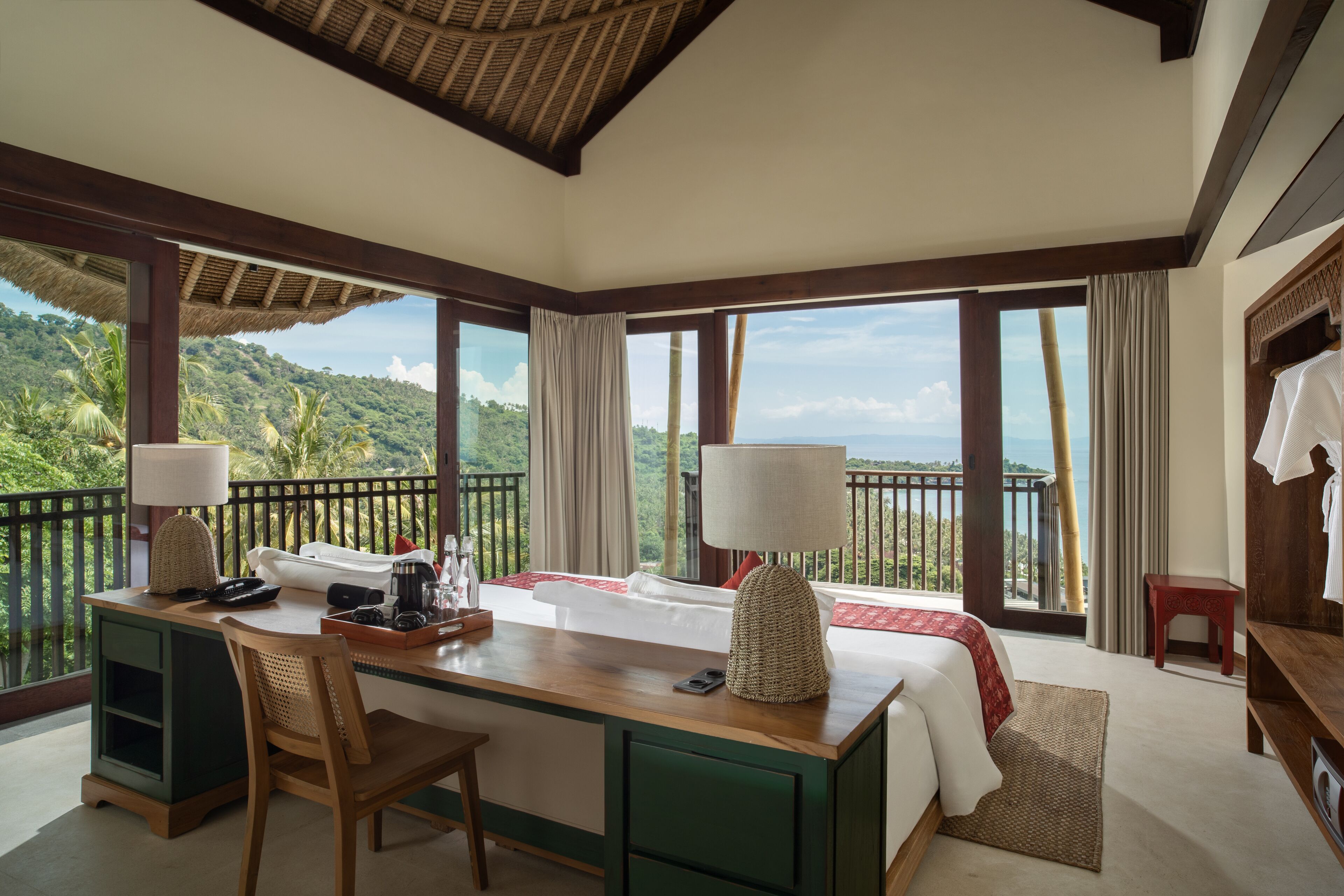 Frigobar (abastecido com alguns itens grátis), cofres nos quartos