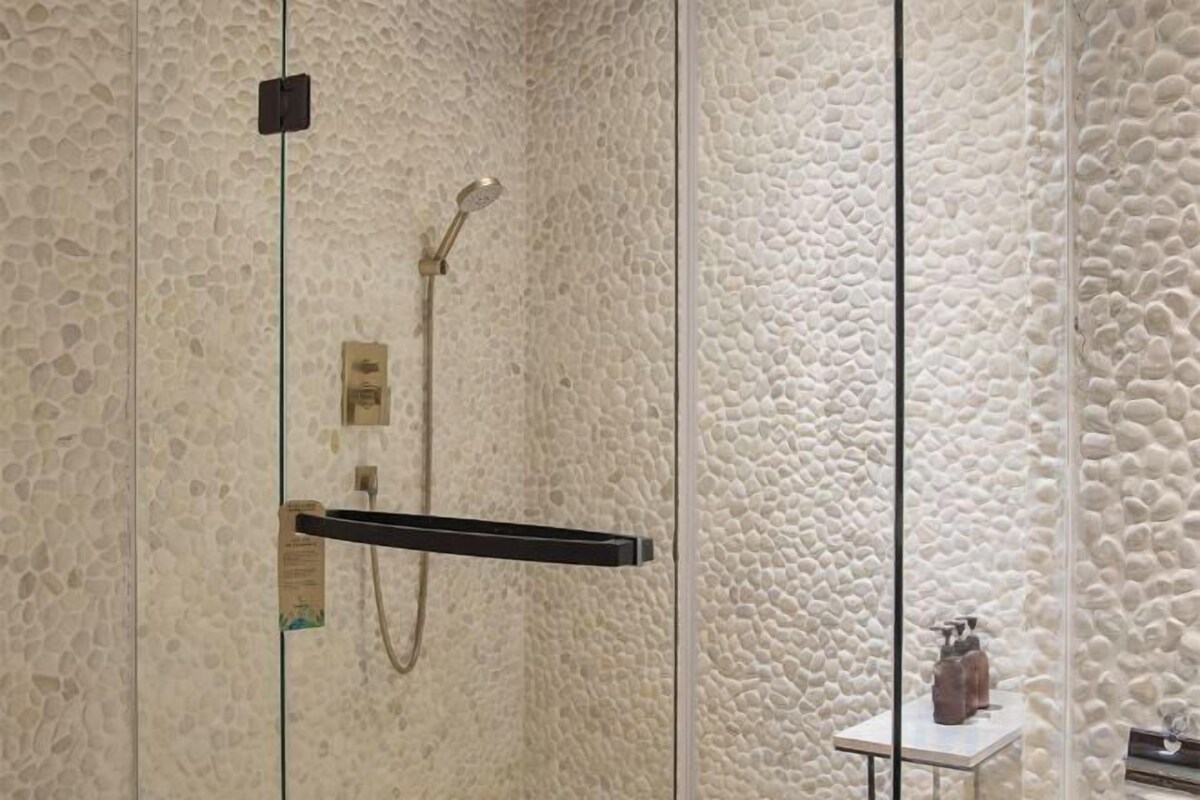 Separate bathtub and shower, rainfall showerhead, free toiletries