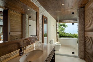 Separate bathtub and shower, rainfall showerhead, free toiletries - Kalandara Resort Lombok (Senggigi)