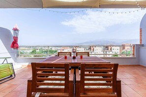 Outdoor dining - Apartment with mountain views, ideal for couples (Torre del Mar)