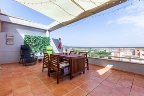 Outdoor dining - Apartment with mountain views, ideal for couples (Torre del Mar)