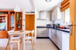 Réfrigérateur, micro-ondes, plaque de cuisson, lave-vaisselle