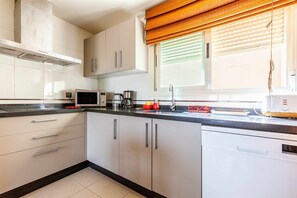 Réfrigérateur, micro-ondes, plaque de cuisson, lave-vaisselle