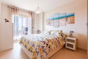 1 غرفة نوم ومكواة/لوح كي وواي فاي مجان�ًا وملاءات أسرّة