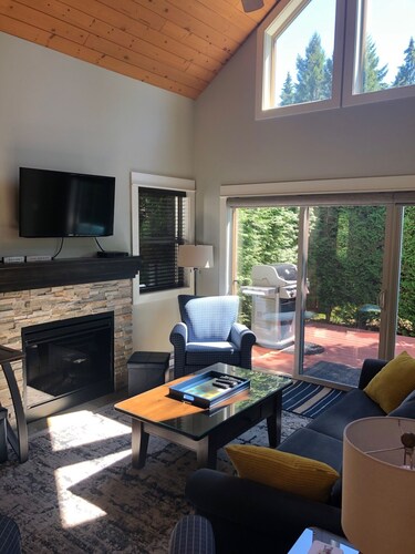 2bdrm 2bath Cottage w/ indoor pool 5 min from beach