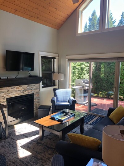 2bdrm 2bath Cottage w/ indoor pool 5 min from beach