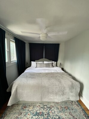 2 habitaciones, escritorio y tabla de planchar con plancha