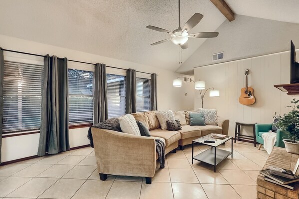 TV, fireplace, offices, computer monitors - Cozy Family Home w/ 3br & office (Austin)