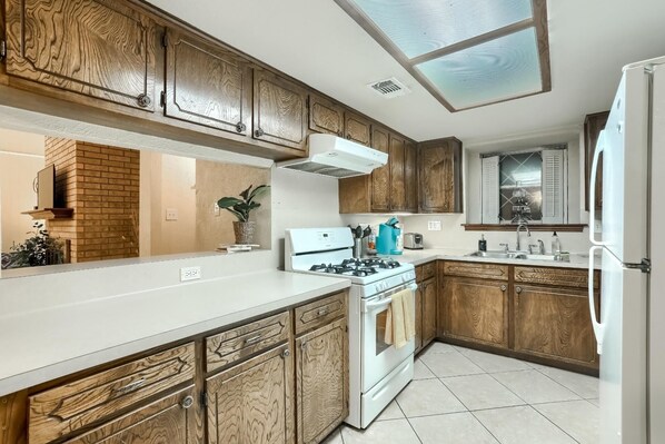 Fridge, microwave, oven, stovetop - Cozy Family Home w/ 3br & office (Austin)