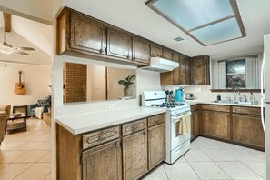 Fridge, microwave, oven, stovetop - Cozy Family Home w/ 3br & office (Austin)