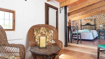 3 slaapkamers, een strijkplank/strijkijzer, gratis wifi, beddengoed