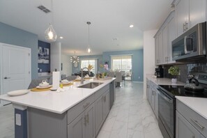Fridge, microwave, oven, stovetop - Luxury 6 Bedroom 6 bath poolHome 285 (davenport)