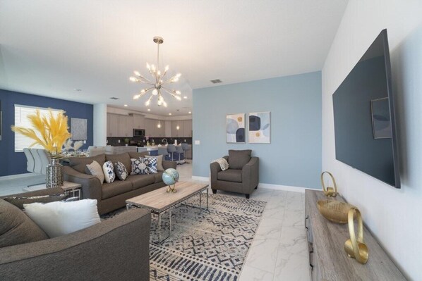 Smart TV - Luxury 6 Bedroom 6 bath poolHome 285 (davenport)