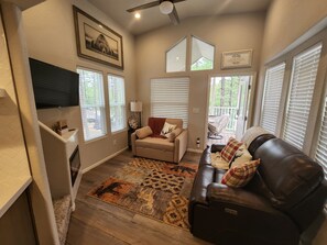 Smart TV, fireplace - Luxurious Tiny Cottage-Relax-Hike-Fish-Eat!! (Show Low)