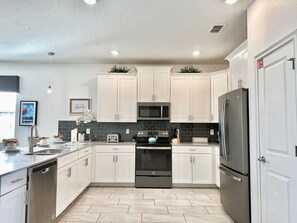 冷蔵庫、電子レンジ、オーブン、コンロ