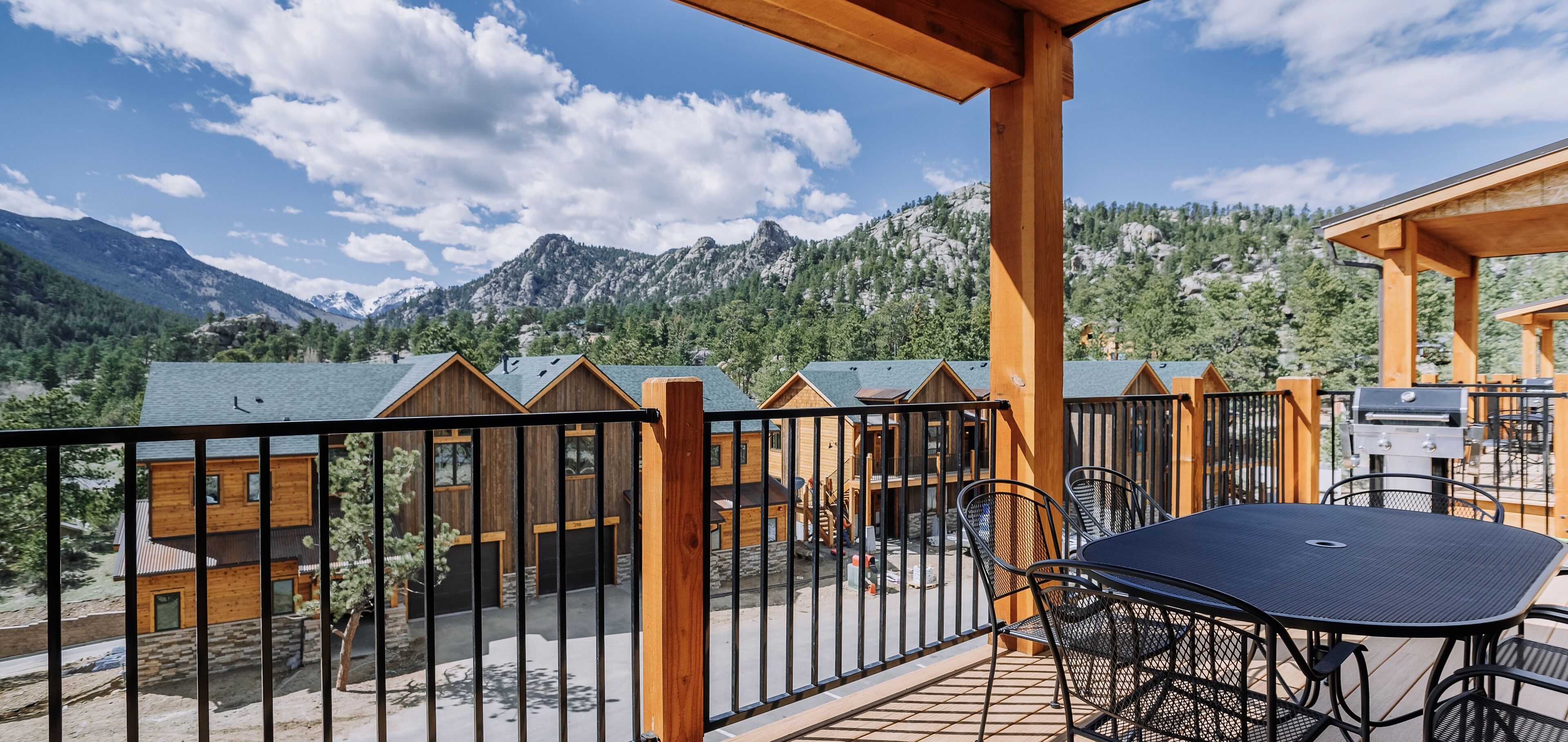 Cool Mountain Modern Unit with Spectacular Mountain Views! Short Walk to Downtow
