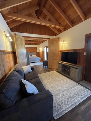 1 bedroom, desk, WiFi, bed sheets - One Bedroom Cottage (Half Moon Bay)