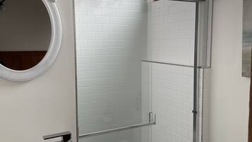 Douche, serviettes fournies, papier toilette