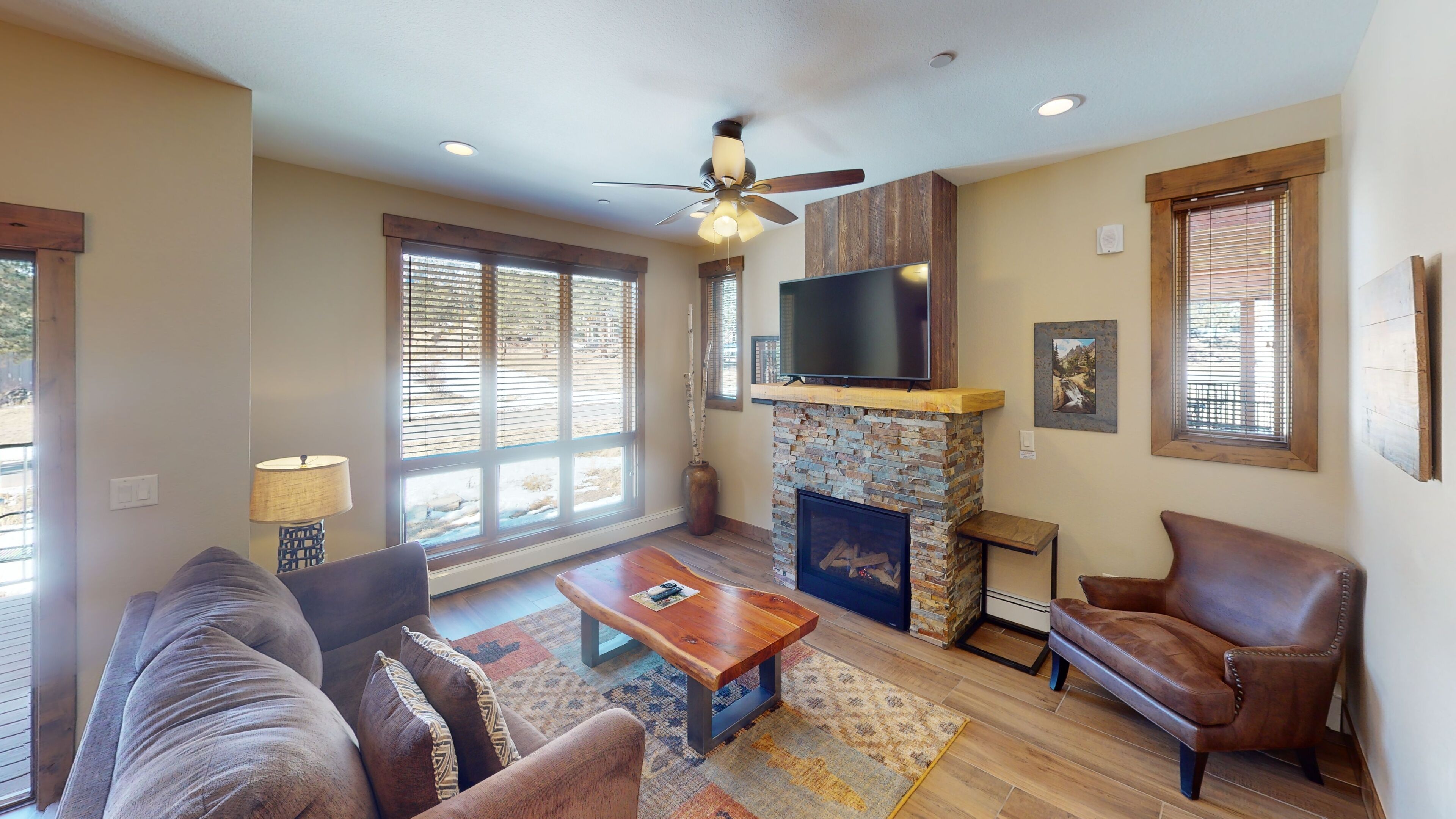 King suite with Rocky Mountain Views, Fireplace, and Deck. 5-minute stroll to d