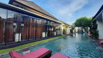 Una piscina al aire libre