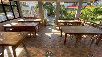 فطور من الأطباق المحلية يوميًا مقابل رسوم