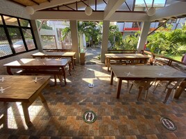 Desayuno con opciones de la cocina local todos los días (con cargo)