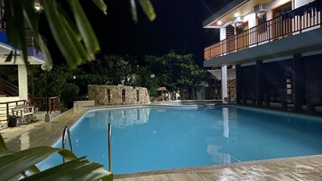 Una piscina al aire libre