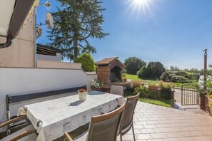 Outdoor dining - Inviting 3-Bed Apartment in Novigrad (Novigrad)
