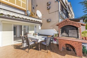 Outdoor dining - Inviting 3-Bed Apartment in Novigrad (Novigrad)