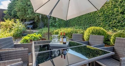 Luxury 5-Bed House with Tennis Court & Games Room