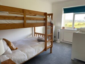 5 bedrooms, iron/ironing board, WiFi, bed sheets