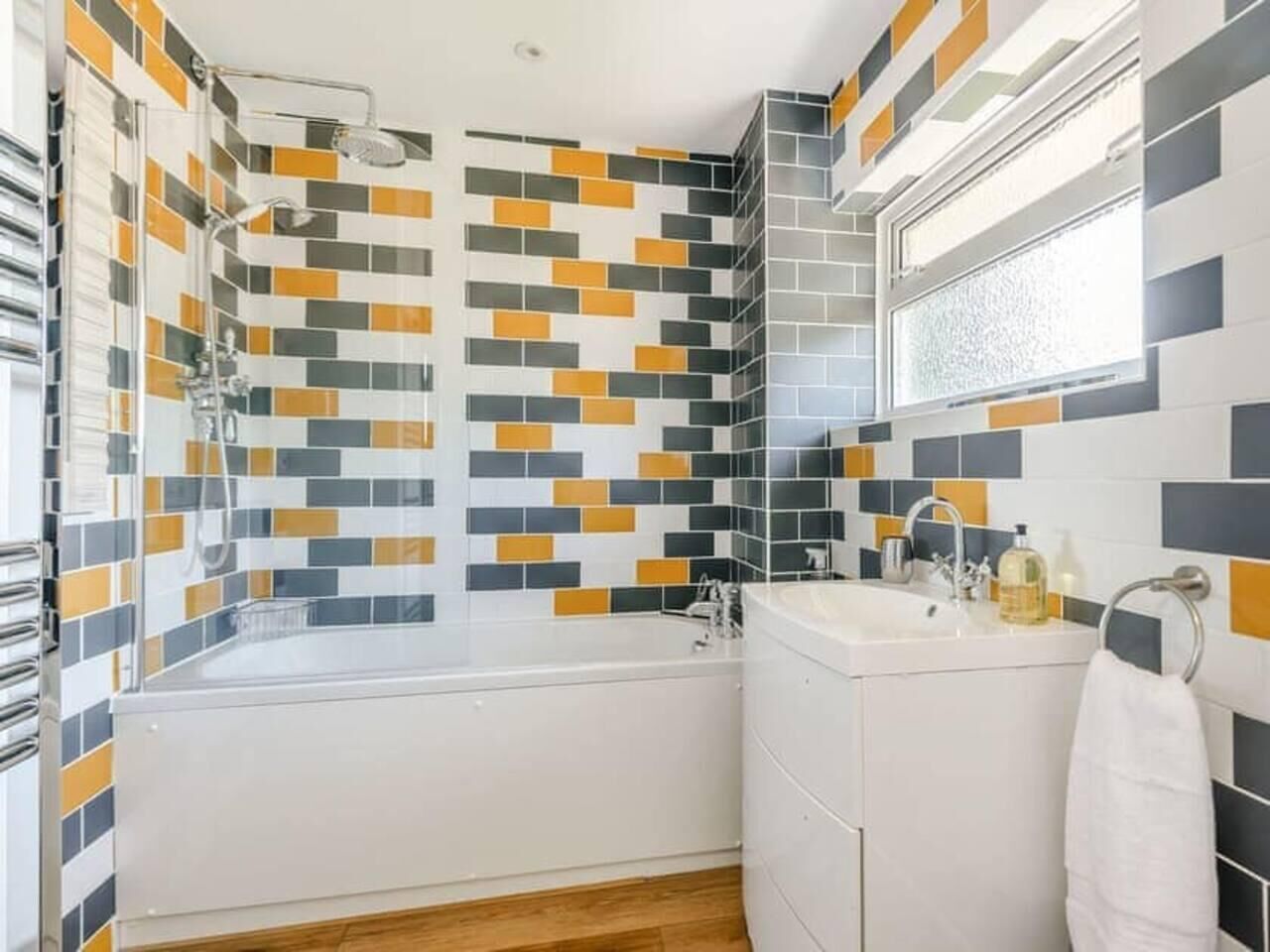 Combined shower/bathtub, hair dryer, towels
