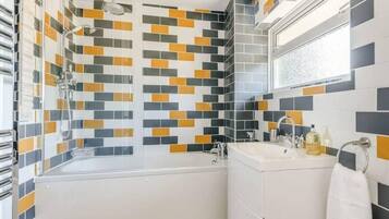 Combined shower/bathtub, hair dryer, towels
