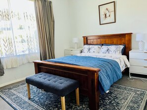 3 bedrooms, in-room safe, desk, travel cot - Upstairs Apartment in Dunedin Central (Dunedin)