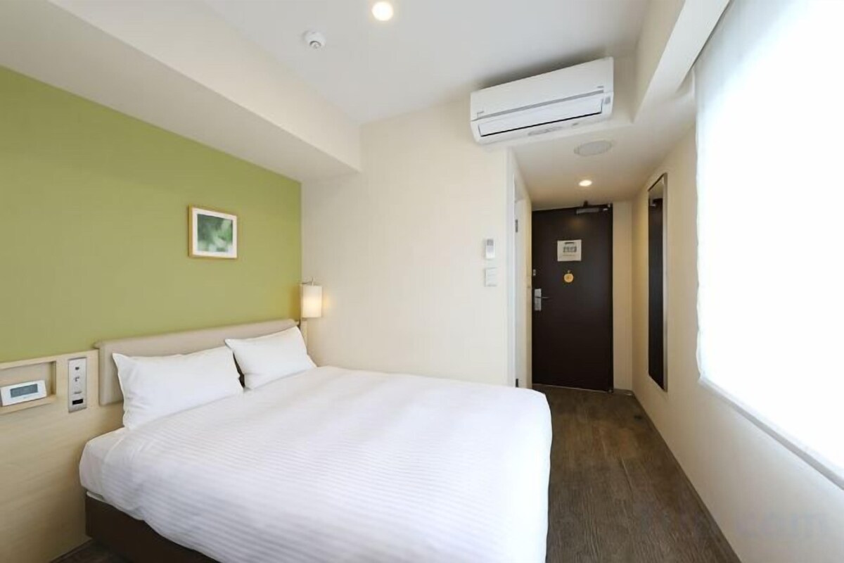 Escritorio, wifi gratis, ropa de cama
