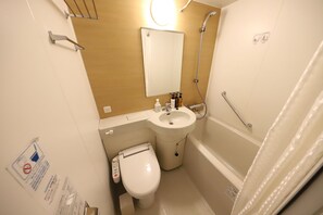 Kamar Double | Kamar mandi | Kombinasi shower/bathtub, pengering rambut, sandal, dan handuk
