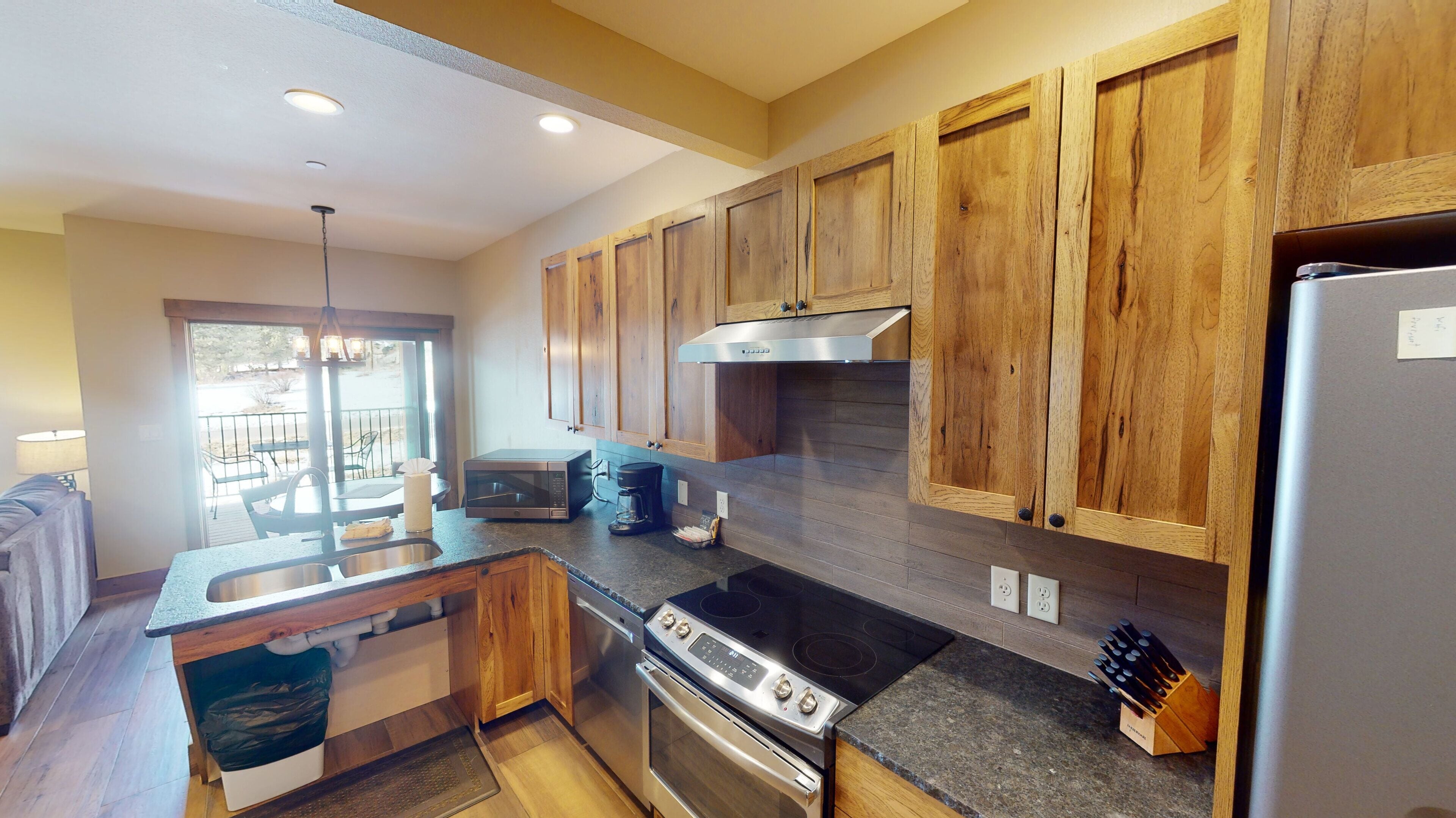 Ground level ADA unit w/ Rocky Mountain views. 5-minutes from downtown dining &