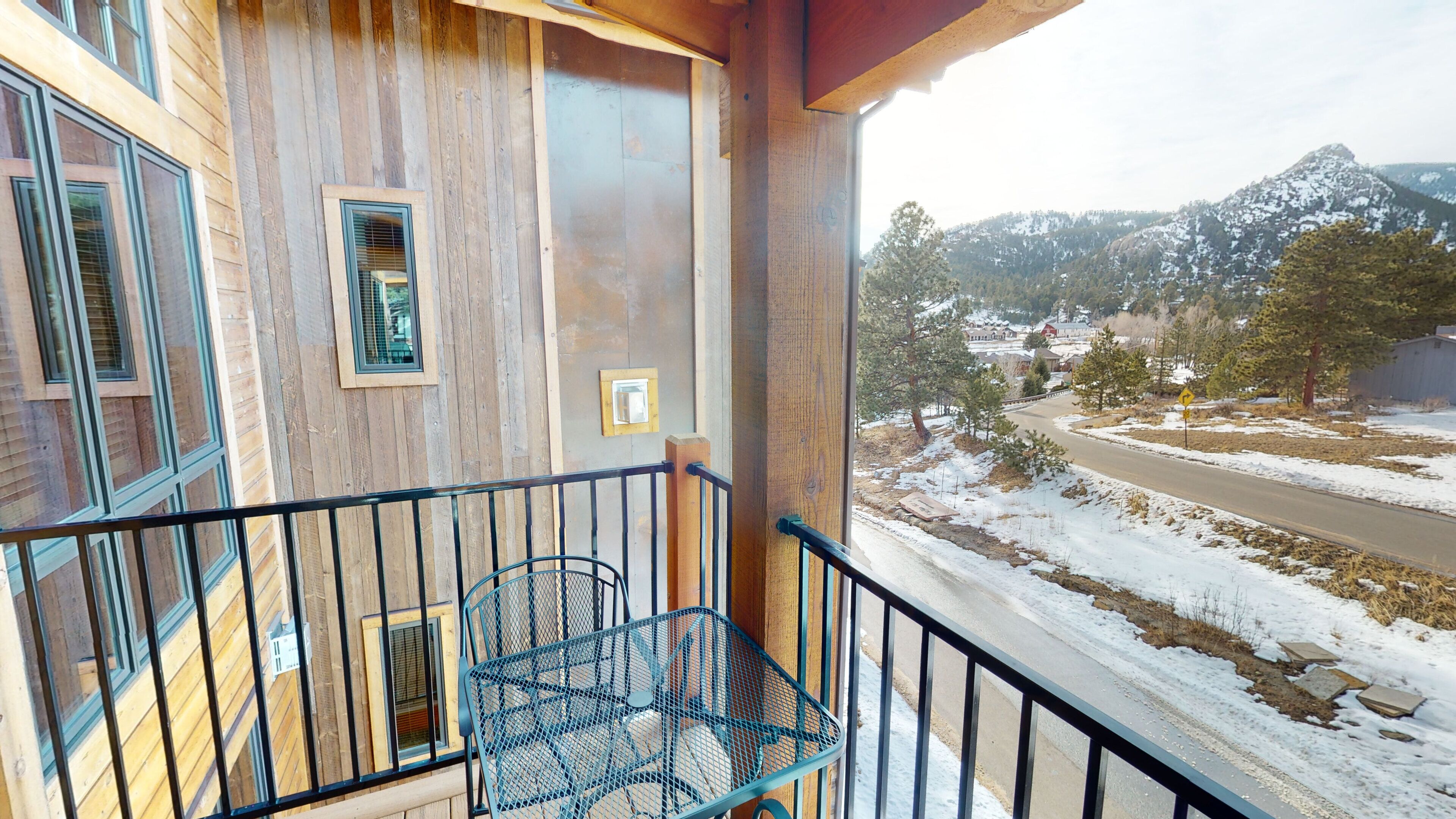 Townhome with private deck overlooking the Continental Divide. 5-minute walk to