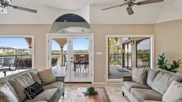 Una Smart TV, una mesa de tenis de mesa