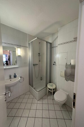 Shower, hair dryer, towels - Haus Miramar Appartement 06 - Haus Miramar (Heringsdorf)